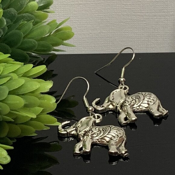 Elephant Earring, African Earring, Safari Earring, Gift idea, Elephant Jewelry - Picture 3 of 9